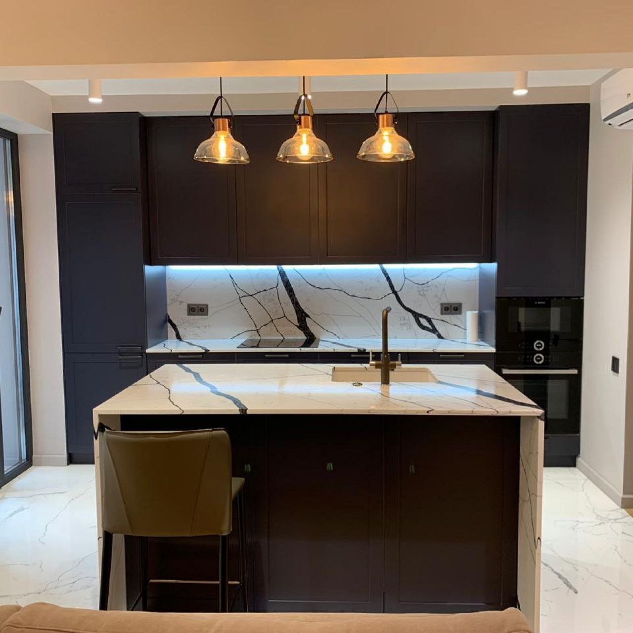 Столешница из кварцевого агломерата цвет „Белый мрамор с черной жилкой“