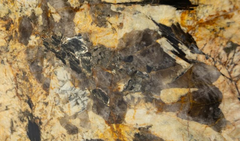 Tourmaline Gold — гранит — фотография камня
