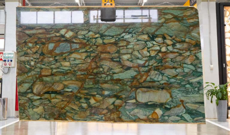 Breccia Fuchsite — кварцит — фотография камня