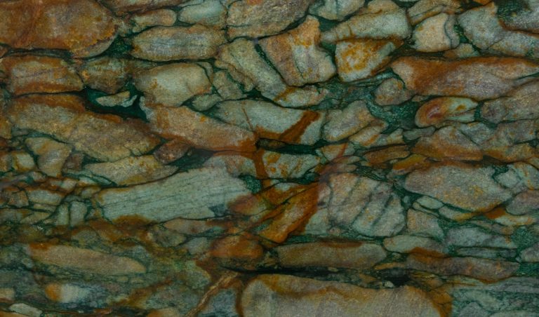 Breccia Fuchsite — кварцит — фотография камня