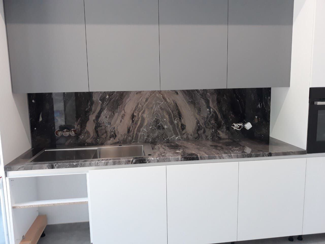 Кухонная столешница из камня на заказ в СПб