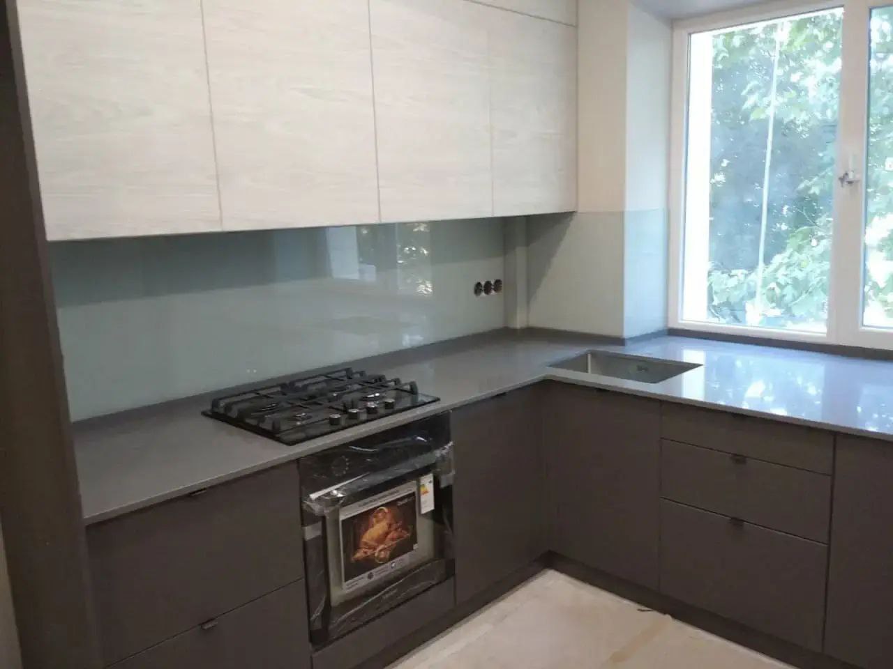 Кухонная столешница из камня на заказ в СПб
