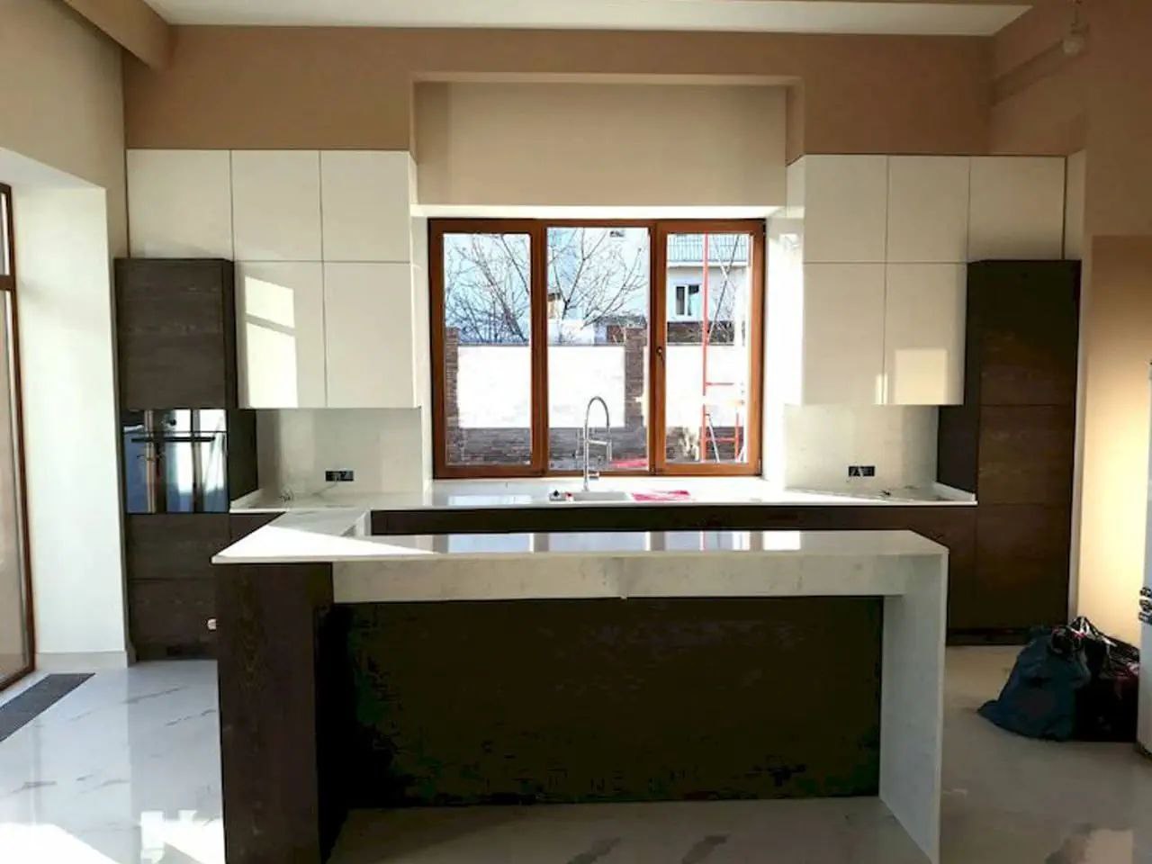 Подоконник или барная стойка из камня на заказ в СПб